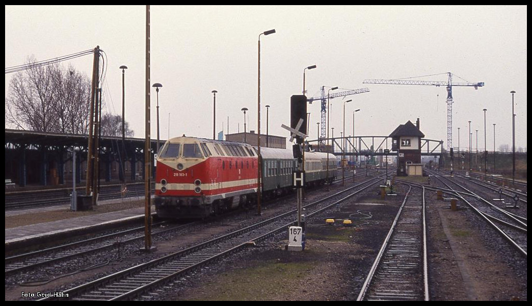 DR 219183 stand am 10.4.1994 mit einer Leerzug Garnitur am Bahnsteig in Oebisfelde in Richtung Stendal.