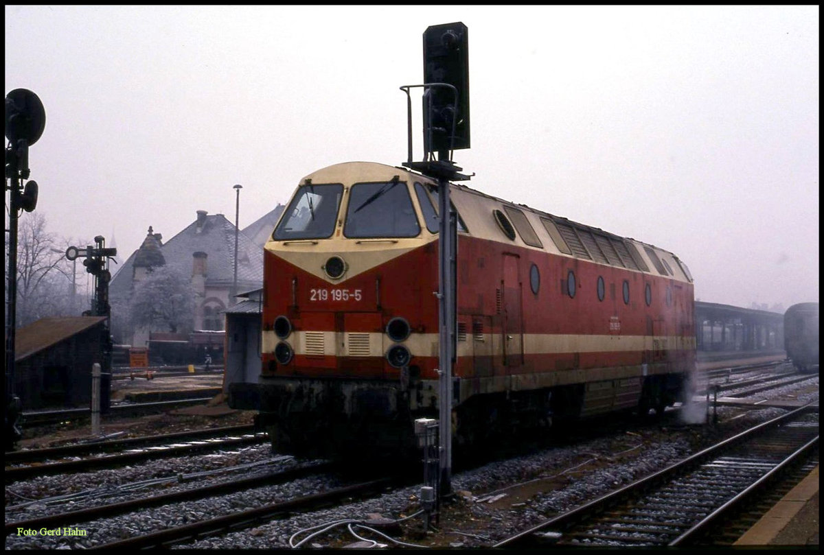 DR 219195 am 25.01.1992 im Bahnhof Eisenach.
