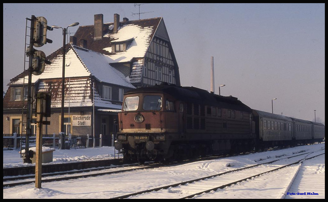 DR 232291 wartet mit dem Personenzug 14551 nach Bleicherode Ost am 3.2.1993 um 11.35 Uhr im Bahnhof Bleicherode Stadt.