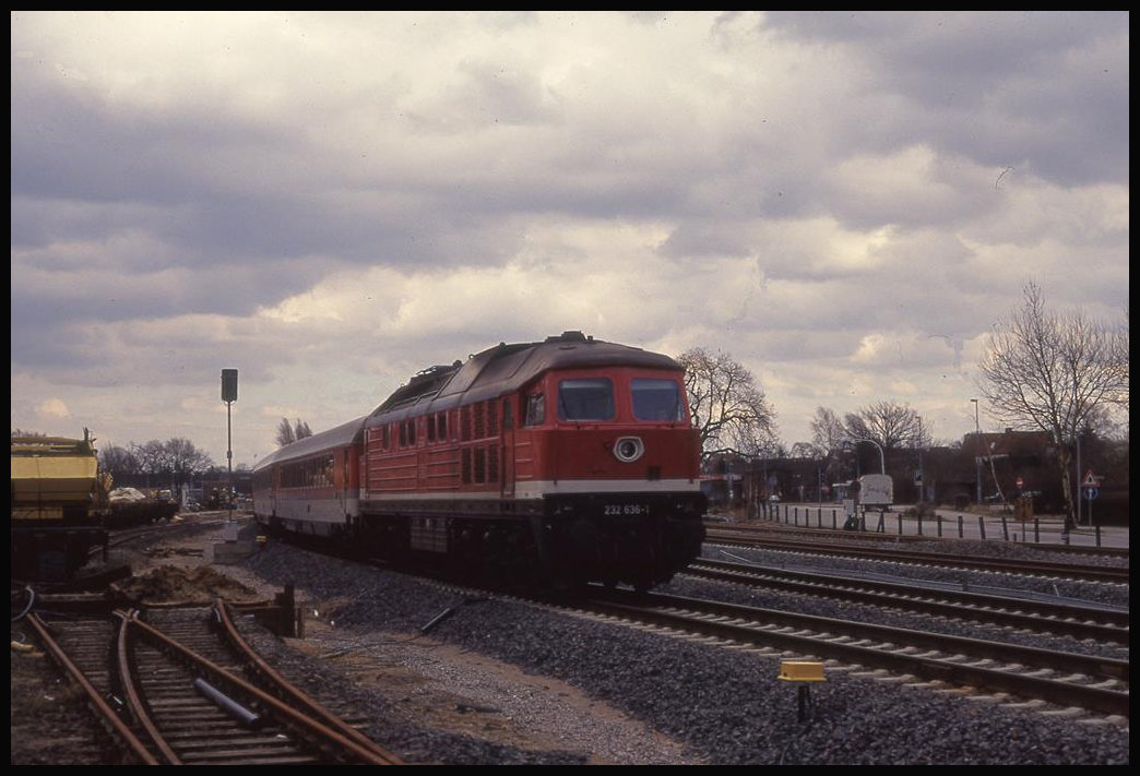 DR 232636 mit IC 638 Rügen nach Hamburg am 1.4.1994 um 15.51 Uhr in Schwarzenbek.
