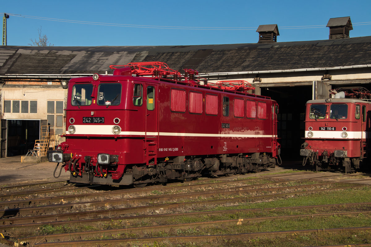 DR 242 145-1 und im Hintergrund 142 110-6. Die Holzroller hatten super Wetter für ihre Fotostunde. Aufgenommen am 15. Oktober 2017 zum Eisenbahnfest im Bw-Weimar.  