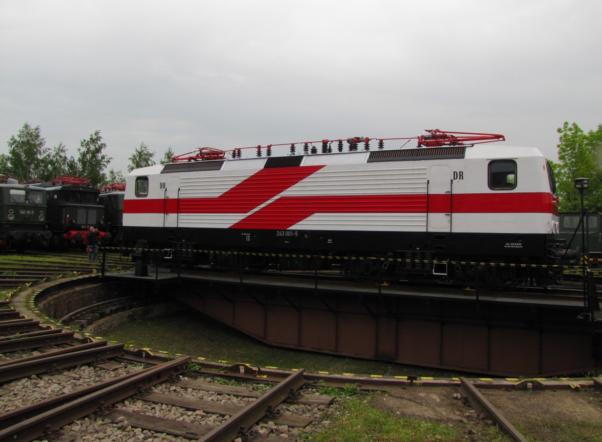 DR 243 001-5 (ex DB 143 117-0) am 25.05.2013 beim TEV in Weimar.