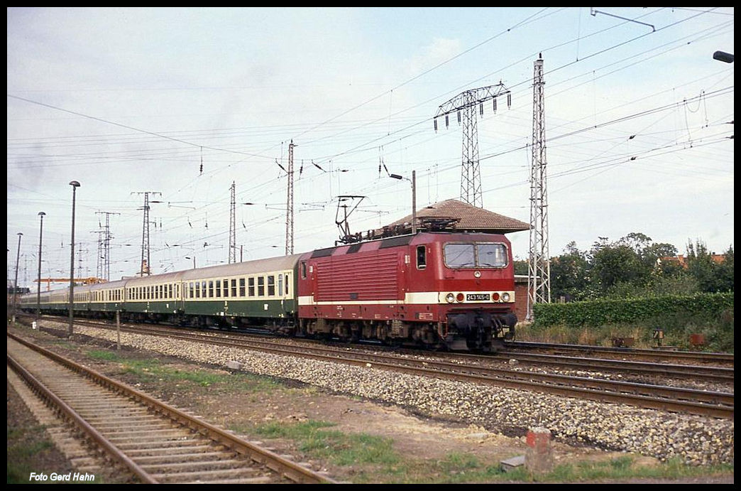 DR 243145 fährt hier mit einer stilreinen Reichsbahn Garnitur, dem D 715 nach Leipzig, um 12.48 Uhr am 3.10.1991 aus Stralsund aus.