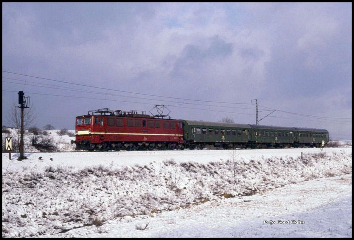 DR 251003 ist am 14.2.1990 um 14.33 Uhr bei Braune Sumpf mit dem P 16484 in Richtung Rübeland unterwegs.