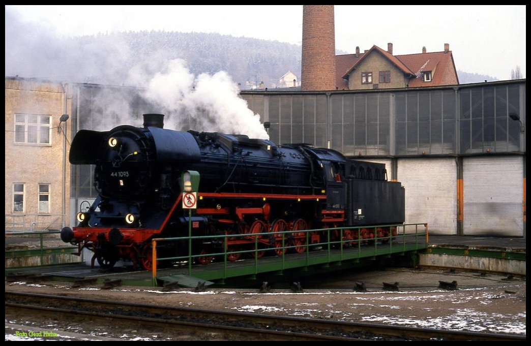 DR 441093 auf der Drehscheibe des BW Meiningen am 25.1.1992.