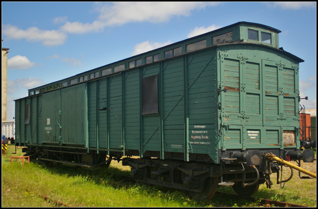 DR 60 50 99-54 764-4 Dienst in Magdeburg-Neustadt, 10.05.2015
<br><br>
Am Hafengelnde stand dieser interessante Gertewagen der ehemaligen Brckenmeisterei Magdeburg. Auffllig sind die breiten Seitentren sowie die Stirnwandtren. Zum Aufnahmezeitpunkt war es nicht mglich die Lebensgeschichte des Wagens zu finden oder wo er sonst noch im Einsatz war. Eines ist klar: Es ist ein Exot und sachdienliche Hinweise sind willkommen und werden auch an alle weitergegeben. Zu sehen war der Wagen whrend des Familienfest der Magdeburger Eisenbahnfreunde e.V.