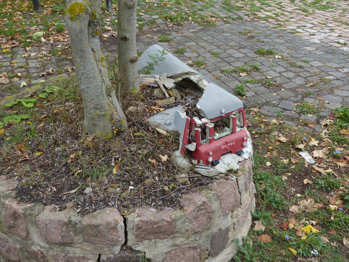 DR 772 148-3, durch Vandalismus zerstört, als 1:10 Steinmodell am 28.09.2019 am ehemaligen Bahnhof Gerbstedt.