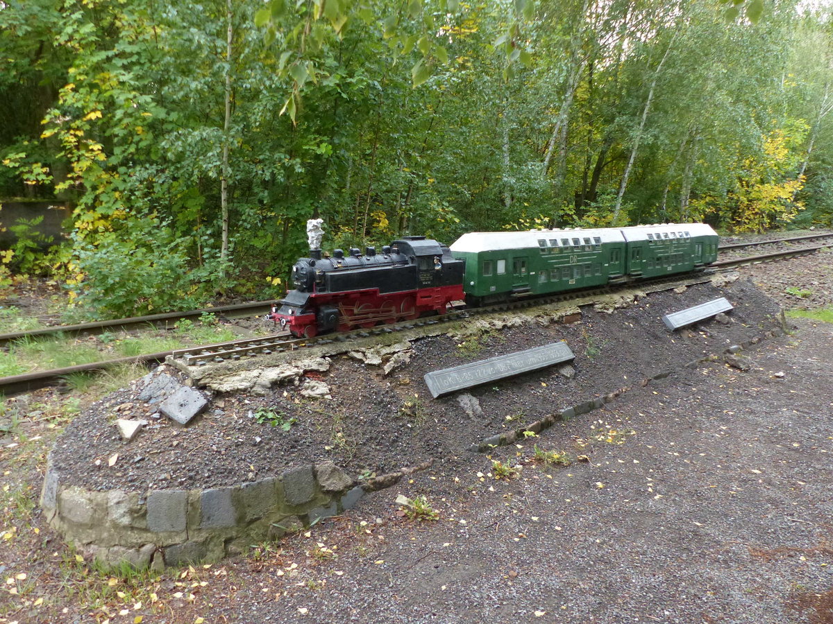 DR 86 722 mit einer DBz Doppelstockeinheit als 1:10 Steinmodell, am 28.09.2019 am ehemaligen Bahnhof Gerbstedt.