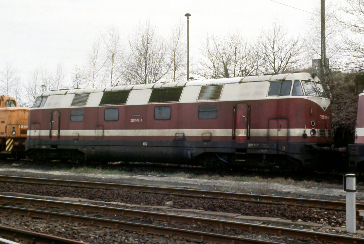 DR-Diesellok mit DB-Nummer 228 578 am 16.04.1994 im Bw. Wustermark.