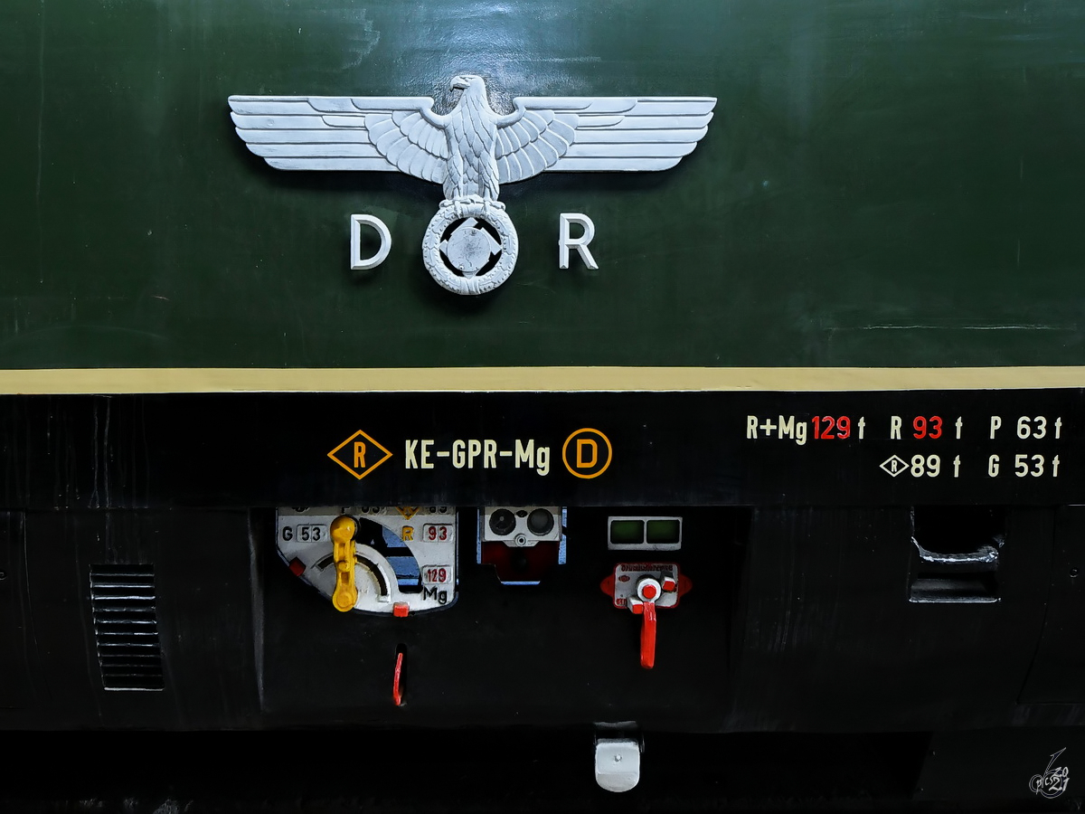 DR-Emblem auf dem aus dem Jahr 1938 stammenden Salonwagen der Bauart Sal4Ü (10 208 Bln). (DB-Museum Koblenz, September 2021)