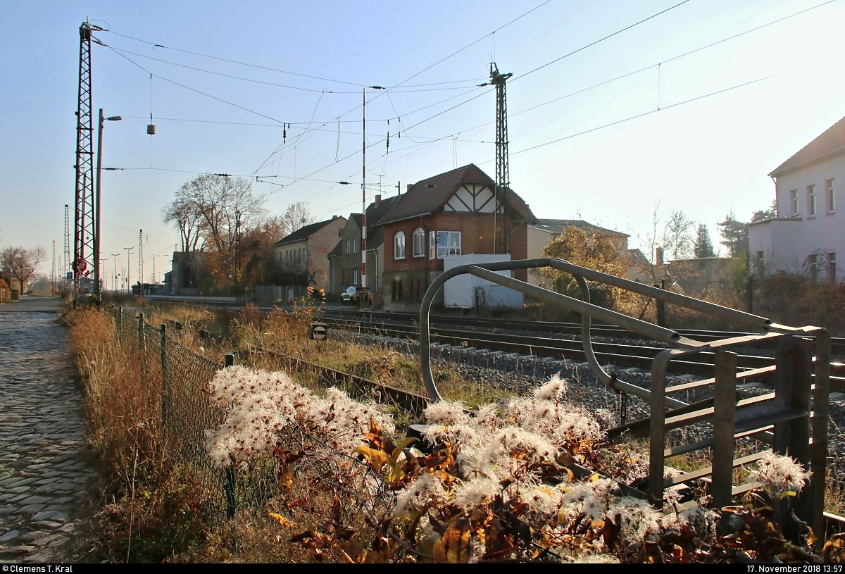 DR-Feeling im Bahnhof Stumsdorf auf der Bahnstrecke Magdeburg–Leipzig (KBS 340) mit Blick auf das mechanische Stellwerk B2 der Bauart Jüdel (einheitsähnlich) für den Fahrdienstleiter (Fdl).
Bald wird es hier - u.a. durch die Inbetriebnahme elektronischer Stellwerkstechnik - anders aussehen.
Aufgenommen im Gegenlicht. Die Sonne stand recht tief.
[17.11.2018 | 13:57 Uhr]