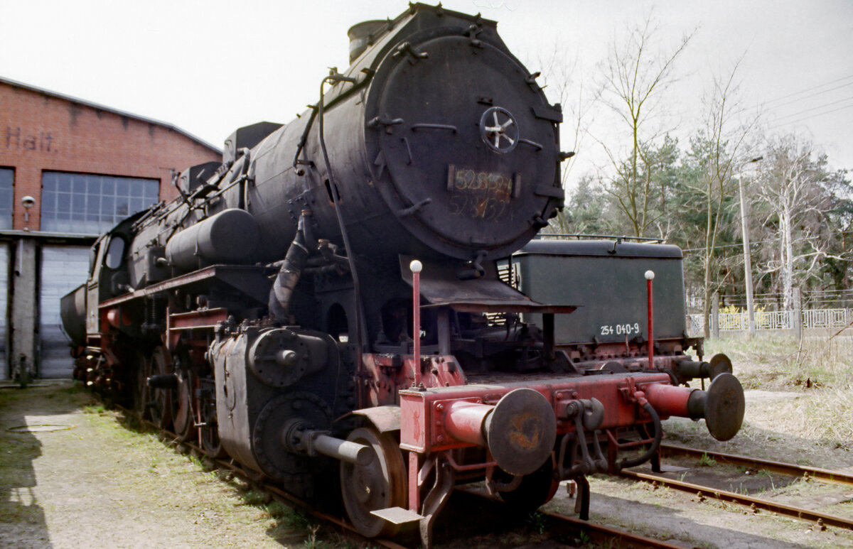 DR Reko-Dampflok 52 8132, ex 52 7789, am 16.04.1994 in der Dampfloksammlung Falz in Basdorf