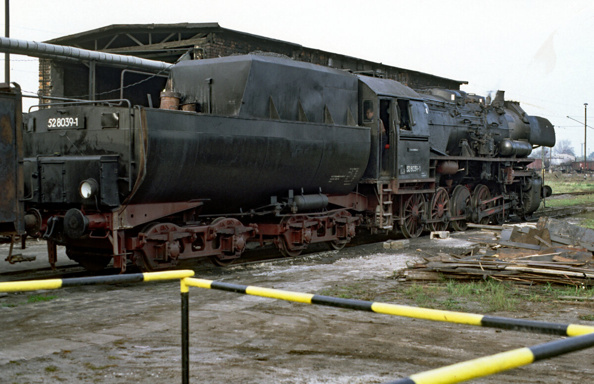 DR-Rekolok 52 8039 am 19.01.1990 im Bw. Leipzig-Engelsdorf.