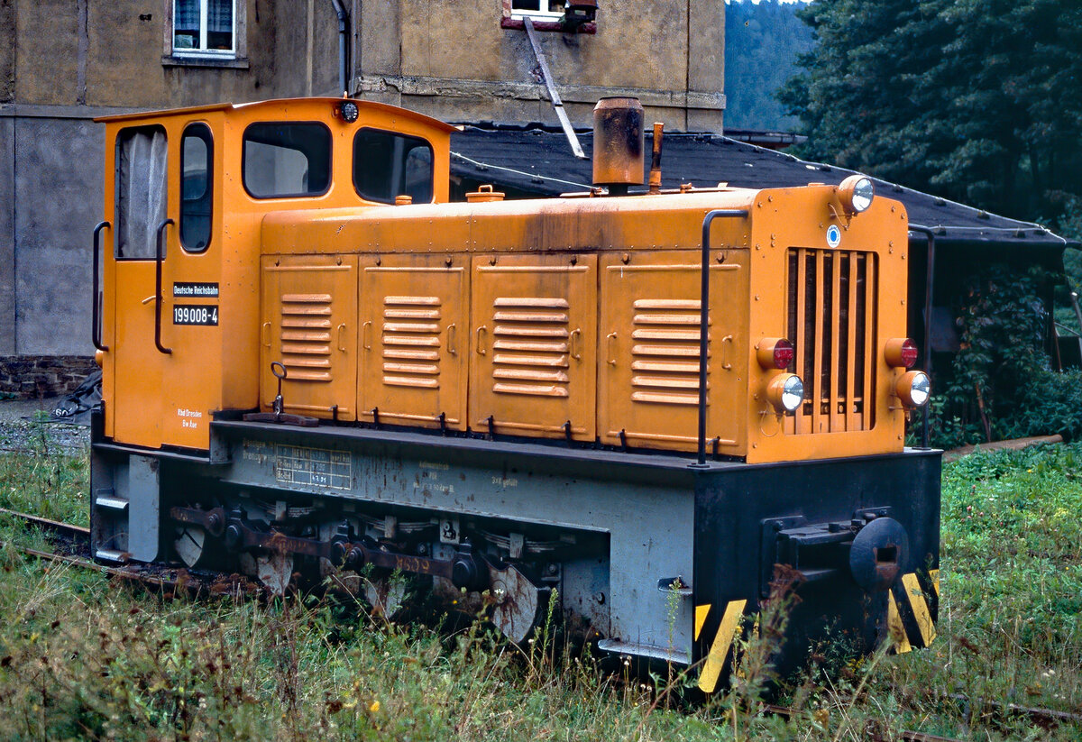 DR-Schmaldiesellok 199 008 am 17.09.1991 in Willischthal, diesmal von der anderen Seite.