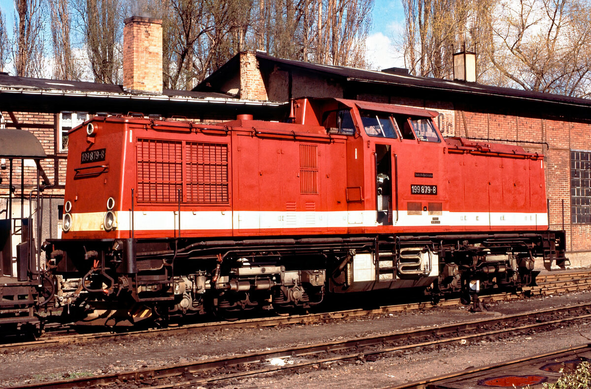 DR-Schmalspurlok 199 879 (ab 01.01.1992 umgenummert in 299 117) am 08.04.1991 im Bw. Wernigerode-Westerntor.