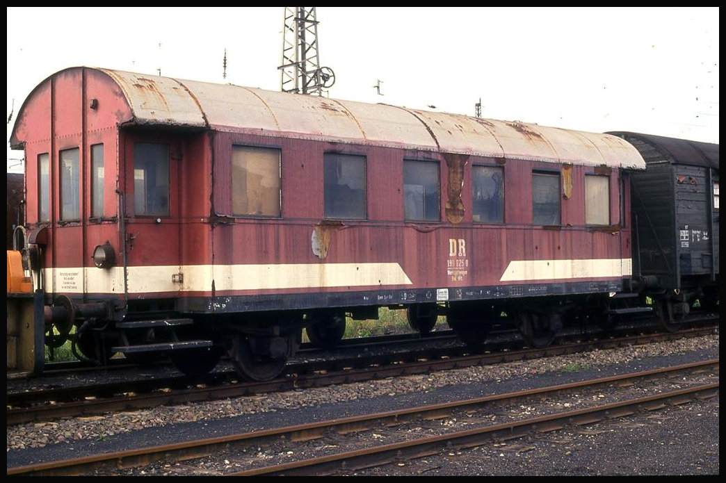 DR Steuerwagen 190825, eine umgebaute ehemalige Donnerbüchse, stand am 29.8.1993 im BW Wittenberge.