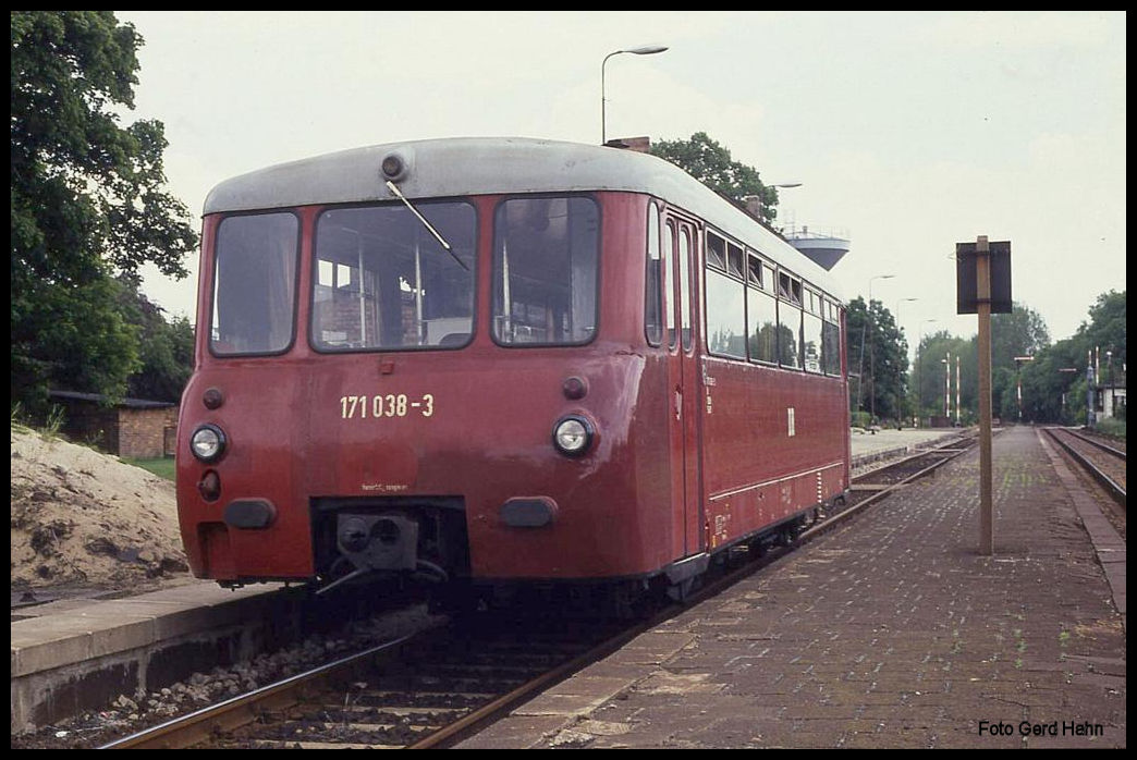 DR Triebwagen 171038 am 22.6.1991 um 13.35 Uhr im Bahnhof Klostermansfeld.