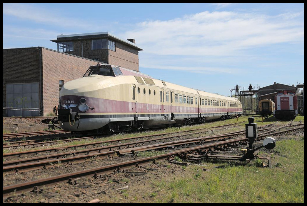 DR VT 18.16.03 im Museums BW Chemnitz Hilbersdorf am 25.04.2019. Zuvor stand er Jahre lang im Bahnhof Berlin Lichtenberg, wo er jetzt aber weichen musste. 
So weit ich es in den Medien entnommen habe, soll dieser Zug wieder fahrfähig werden. Ein gutes Stück Arbeit, dem man nur viel Erfolg wünschen kann.