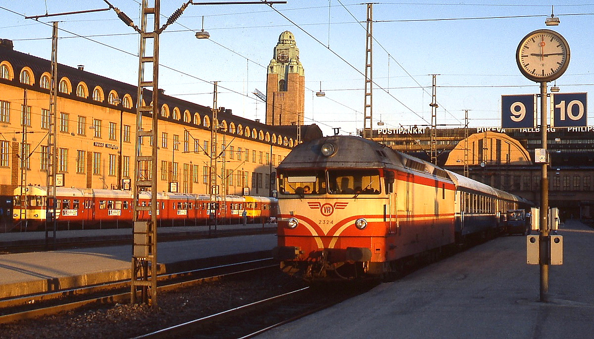 Dr13 2332 steht an einem Juniabend 1990 abfahrbereit im Bahnhof Helsinki