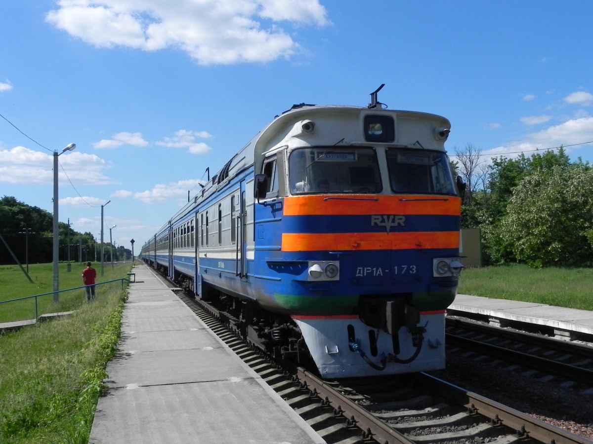 DR1A 173 fährt als  6410 Gomel - Kruhaviec  um 15:44 Uhr in den Haltepunkt Prudovka ein. 