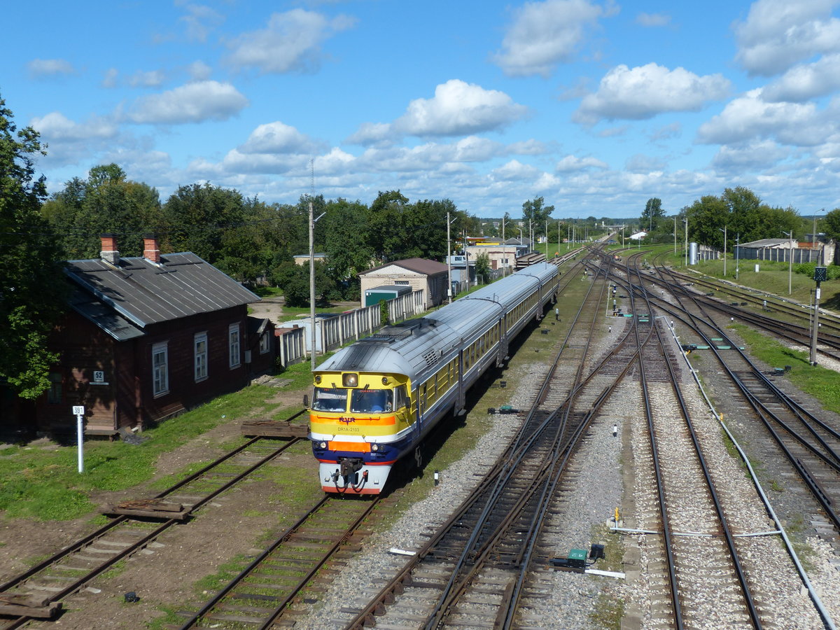 DR1A-2103 aus Riga kommend bei der Ankunft in Daugavpils. Diese Züge verfügen über relativ komfortable Stoffsitze (m.E. Bus-Sitze, die man auch in manchen BR650 findet), ein nicht geschlossenes Toilettensystem und über kostenloses, gut funktionierendes WIFI. Für die 190 km lange Strecke benötigt der Zug 3,5 Stunden. 12.8.2016, Daugavpils