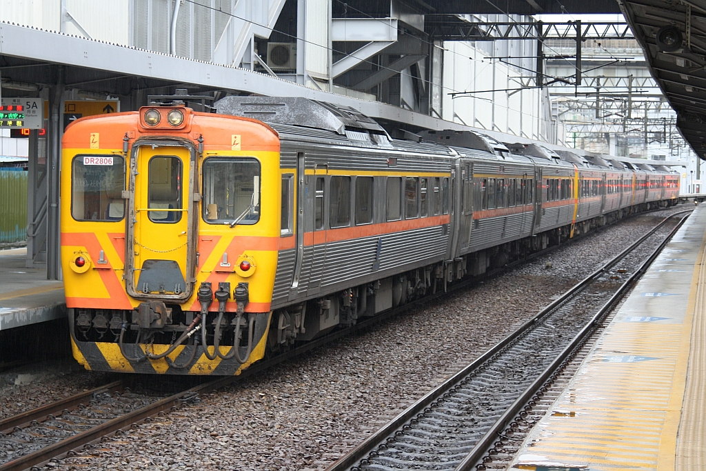 DR2806 (Tokyu, Bauj. 1982) am 07.Juni 2014 in der Kaohsiung Station.
