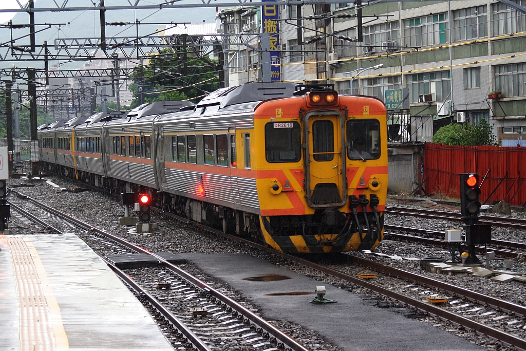DR2816 (Tokyu, Bauj. 1982) am 07.Juni 2014 in der Kaohsiung Station.