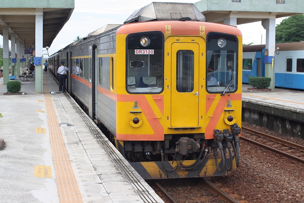 DR3120 am 08.Juni 2014 in der Fangliao Station.

