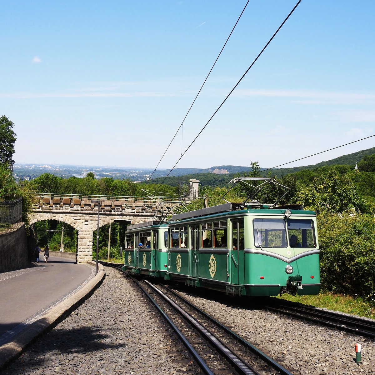 DRACHENFELSBAHN-AUSWEICHSTELLE DRACHENBURG
An der Ausweichstelle  SCHLOSS DRACHENBURG  begegnen sich jeweils der bergwärts
und talwärts fahrende Triebwagenzug-hier verlässt am 18.7.2017 das Gespann in 
Richtung Talstation Königswinter-die steinerne Brücke führt barrierefrei
zum Eingang der Drachenburg....