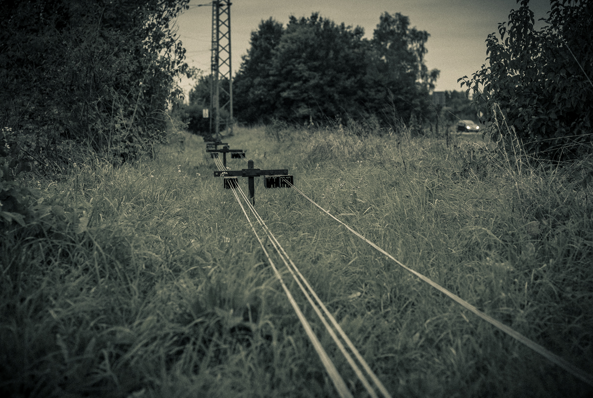 Drahtzugleitungen in Breitengbach. Noch ist hier die alte Stellwerkstechnik im Einsatz, beim Ausbau der Strecke wird sie allerdings verschwinden.
Wie es der Zufall so will, hat sich genau im Auslsemoment ein modernes Auto ins Bild geschlichen - das zerstrt natrlich einiges an Stimmung, aber ich finde es trotzdem beeindruckend, wie es sich genau in der Lcke platziert hat ;) Aufgenommen am 22.09.2013