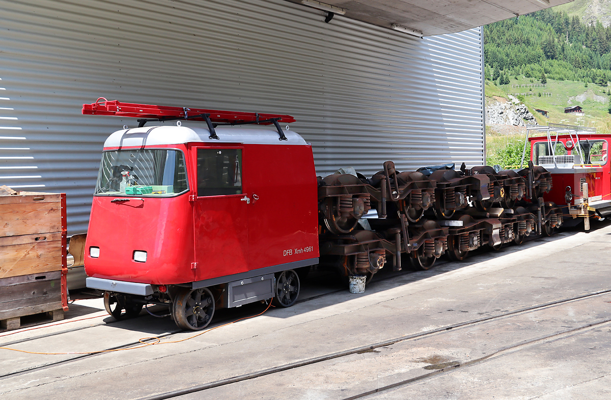 Draisine und ein Vorrat an Drehgestellen der Dampfbahn Furka-Bergstrecke beim Depot in Realp. Realp, 1.7.2023