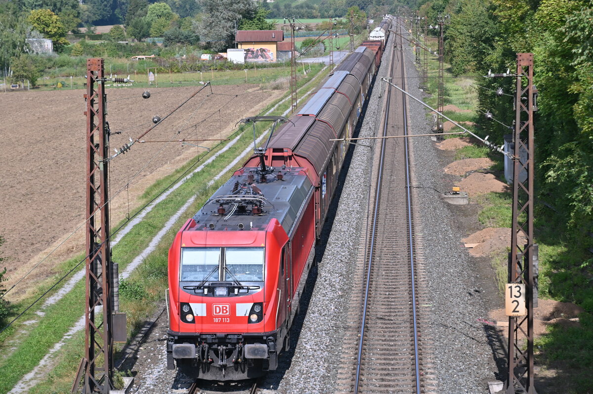 Draufsicht auf die 187 113 mit einem Mischer in Thüngersheim gen Würzburg fahrend. 14.9.2021