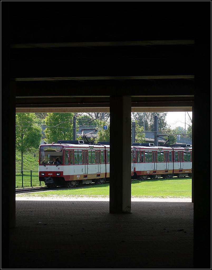 Draußen in der Schleife -

Ein B80D-Stadtbahnwagenzug in der Schleife der Haltestelle 'Merkur Spiel Arena/Messe Nord in Düsseldorf.

Diese Station soll keine Endstation bleiben. Von hier aus soll die sogenannte Messeumfahrung weitergeführt werden mit einer zusätzlichen Station 'Messe-Süd'. Zwischen den den Haltestellen Nordpark/Aquazoo und Reeser Platz würde die Strecke wieder an die bestehende Strecke angebunden werden. Die Strecke könnte von einer neuen U80 bedient werden, die am Hauptbahnhof startet und und über die Messeumfahrung und über die bestehende Stichstrecke zur Messe zum Freiligrathplatz fahren um von dort auf einer Neubaustrecke zum Flughafen weiterfahren. 

Bei der Messeumfahrung wird noch über einer unter- oder oberirdische Lösung gestritten und wird wohl noch nicht so schnell kommen. Schneller kommt wohl der Abschnitt vom Flughafen.

Weiter in der Zukunft liegt die Tangentiallinie von Neuss, dort Abzweig von der U75 an der Heerder Landstraße, über Düsseldorf-Lörick, einer neuen Rheinquerung, über die Messestation hier und dann weiter über Flughafen, Bahnhof Düsseldorf-Flughafen nach Ratingen-Mitte. Neuss und Ratingen wären dann mit einer U81 direkt an die Messe und den Flughafen angeschlossen.

14.10.2019 (M)
