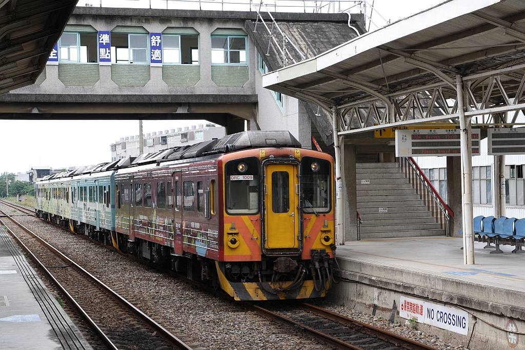 DRC1009 als erstes Fahrzeug des Local Train 1824 (Zhuzhong Station - Neiwan Station) fährt am 10.Juni 2017 in der Zhudong Station ein.