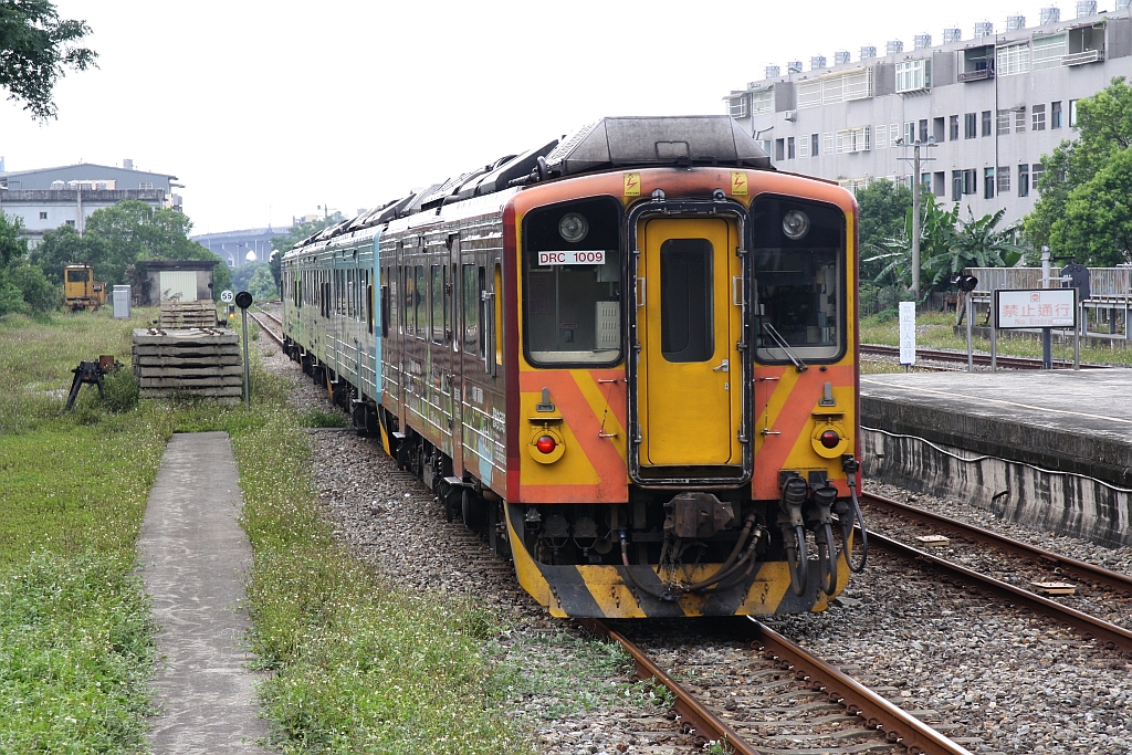 DRC1009 als letztes Fahrzeug des Local Train 1821 (Neiwan Station - Zhuzhong Station) fährt am 10.Juni 2017 aus der Zhudong Station.