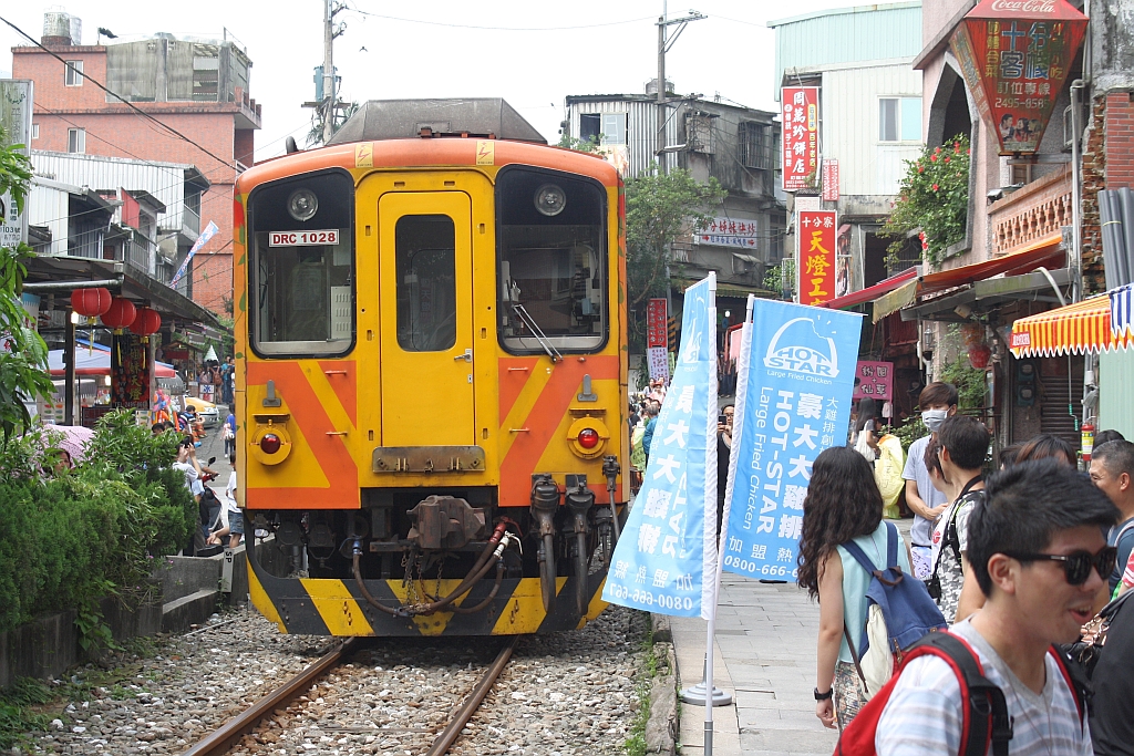 DRC1027 fhrt am 31.Mai 2014 die Ortschaft Shifen.