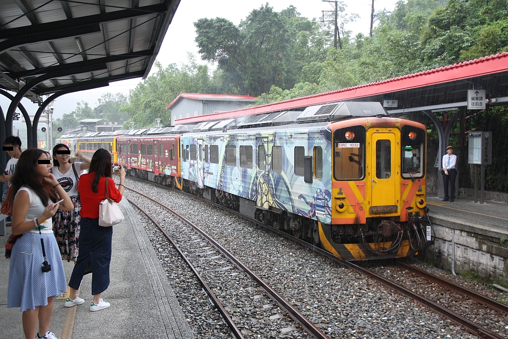 DRC1032 als erstes Fahrzeug des Local Train 4719 am 02.Juni 2017 in der Shifen Station.
