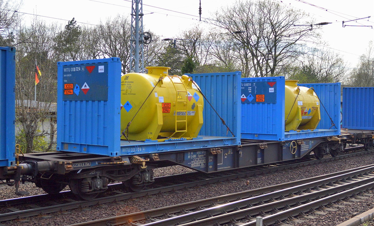 Drehgelenk-Containertragwagen vom Einsteller ERR mit der Nr. 33 RIV 80 D-ERR 4552 321-8 Sgnss 60 Heimatbahnhof: Duisburg-Hafen beladen mit zwei Spezialcontainern mit speziell befestigten Tankbehältern (Kübel) (UN-Nr.: X333/3394 = Metallorganischer Stoff, mit Wasser reagierend, flüssig, pyrophor) am 12.04.18 Berlin-Hirschgarten.