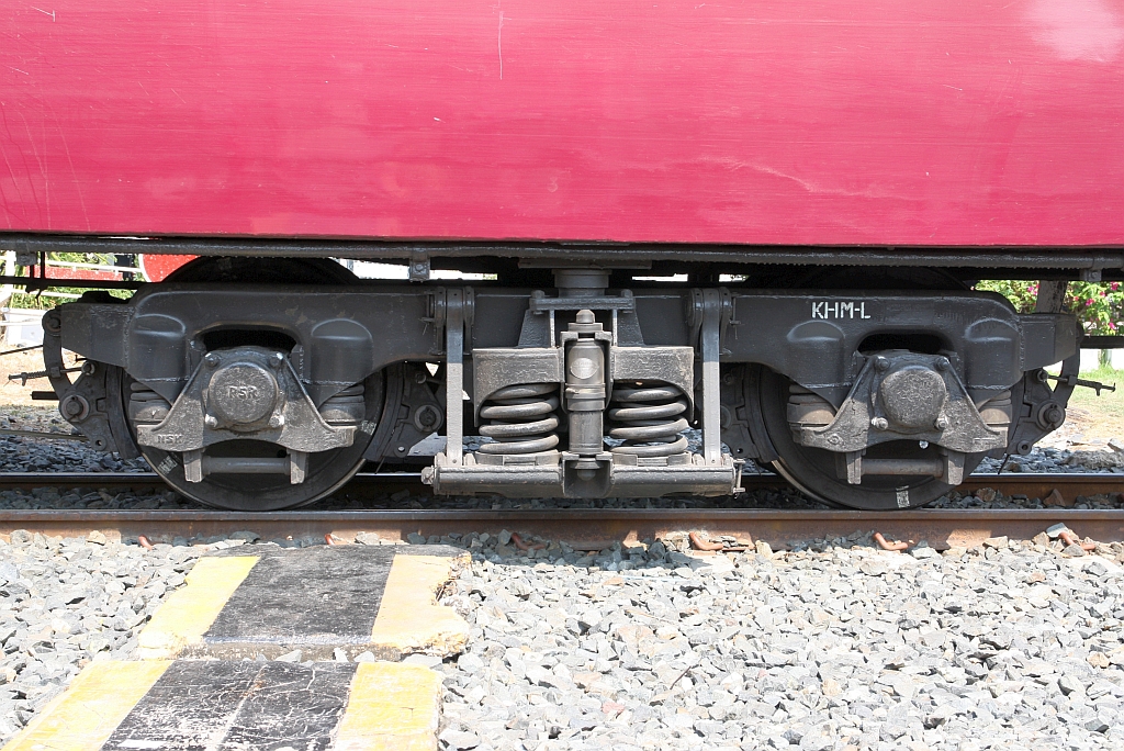 Drehgestell der Bauart KHM-L, eingebaut im บชส. 1119 (บชส. =BTC./Bogie Third Class Carriage), am 28.März 2023 in der Phitsanulok Station.