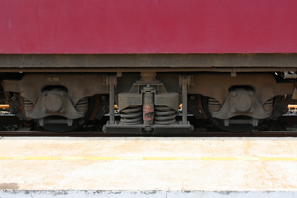 Drehgestell der Bauart PC-26A, eingebaut im บชส. 508 (บชส. =BTC./Bogie Third Class Carriage), am 28.März 2023 in der Den Chai Station.