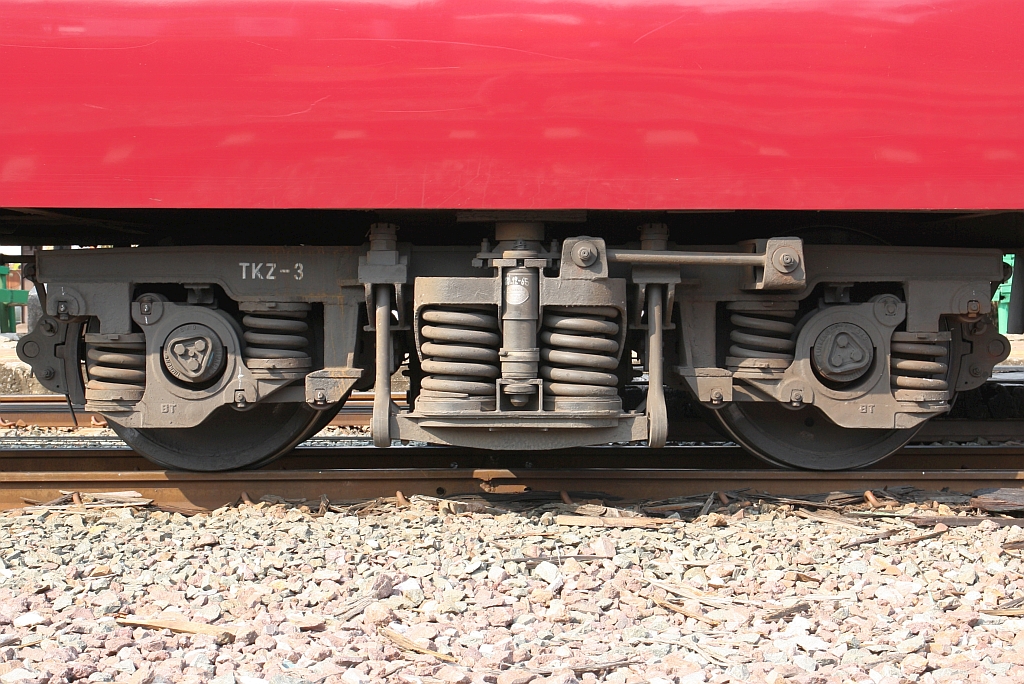 Drehgestell der Bauart TKZ-3, eingebaut im บชส. 1066 (บชส. =BTC./Bogie Third Class Carriage), am 24.März 2023 in der Nakhon Lampang Station.