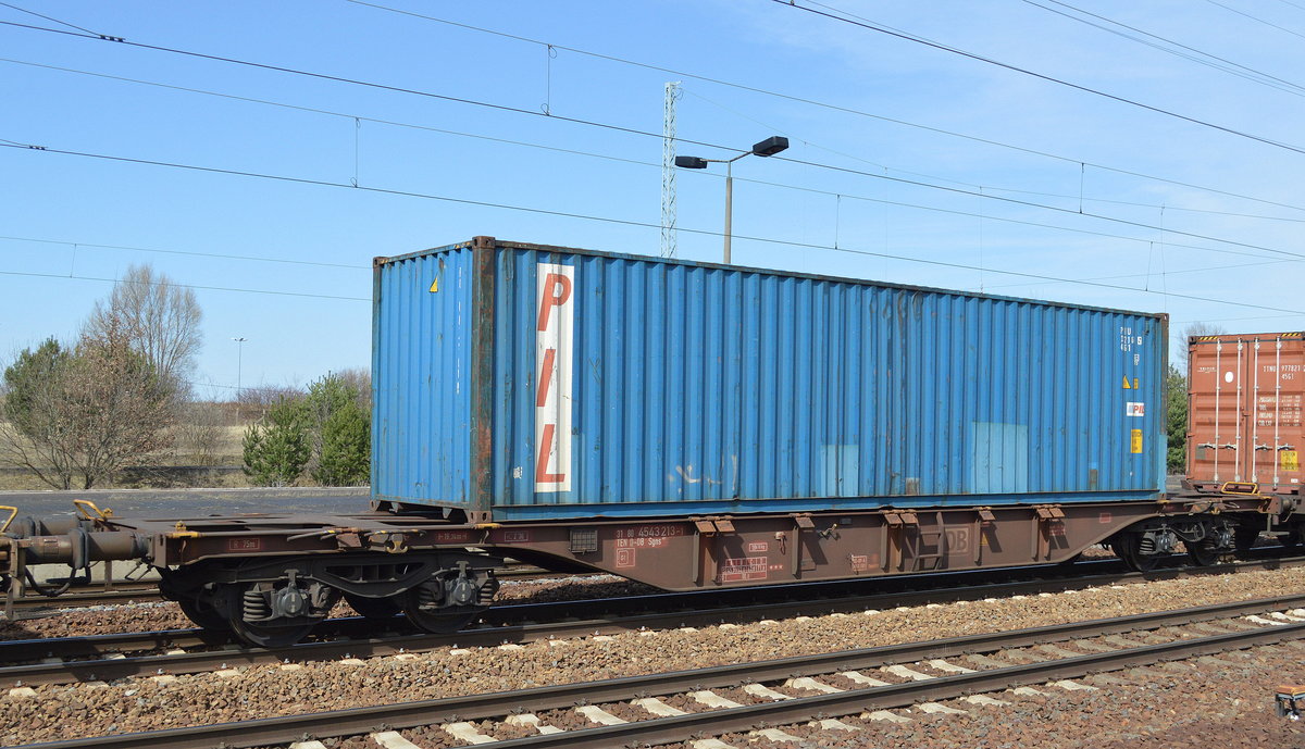 Drehgestell-Containertragwagen der DB mit der Nr. 31 TEN 80 D-DB 4543213-1 Sgns 681 am 04.04.18 Bf. Flughafen Berlin-Schönefeld.