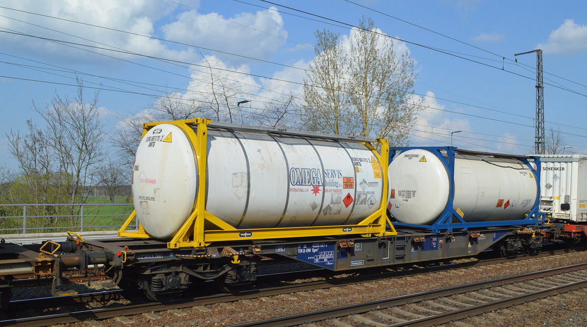 Drehgestell-Containertragwagen vom Einsteller ERR European Rail Rent GmbH mit der Nr. 37 TEN 80 D-ERR 4556 461-4 Sgns3 Bf Duisburg-Hafen in einem Containerzug am 20.04.21 Bf. Saarmund.