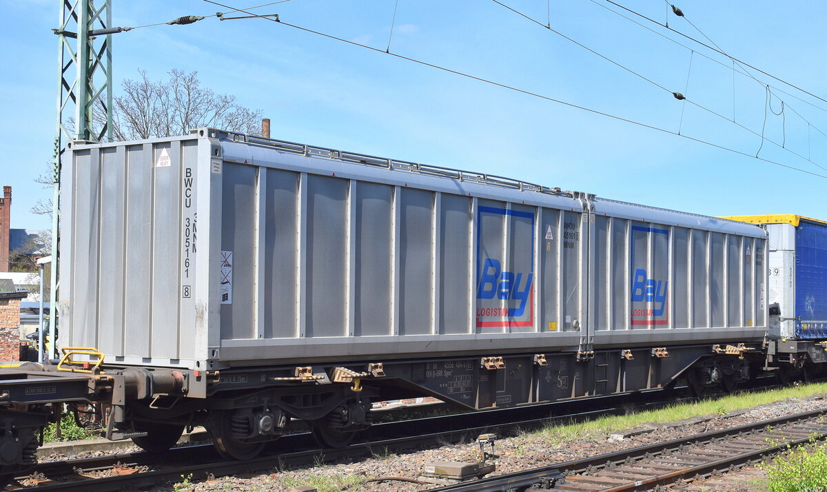 Drehgestell-Containertragwagen vom Einsteller ERR European Rail Rent GmbH mit der Nr. 37 TEN 80 D-ERR 4556 484-6 Sgns3 (GE) in einem Containerzug am 03.05.23 Vorbeifahrt Bahnhof Magdeburg-Neustadt. 