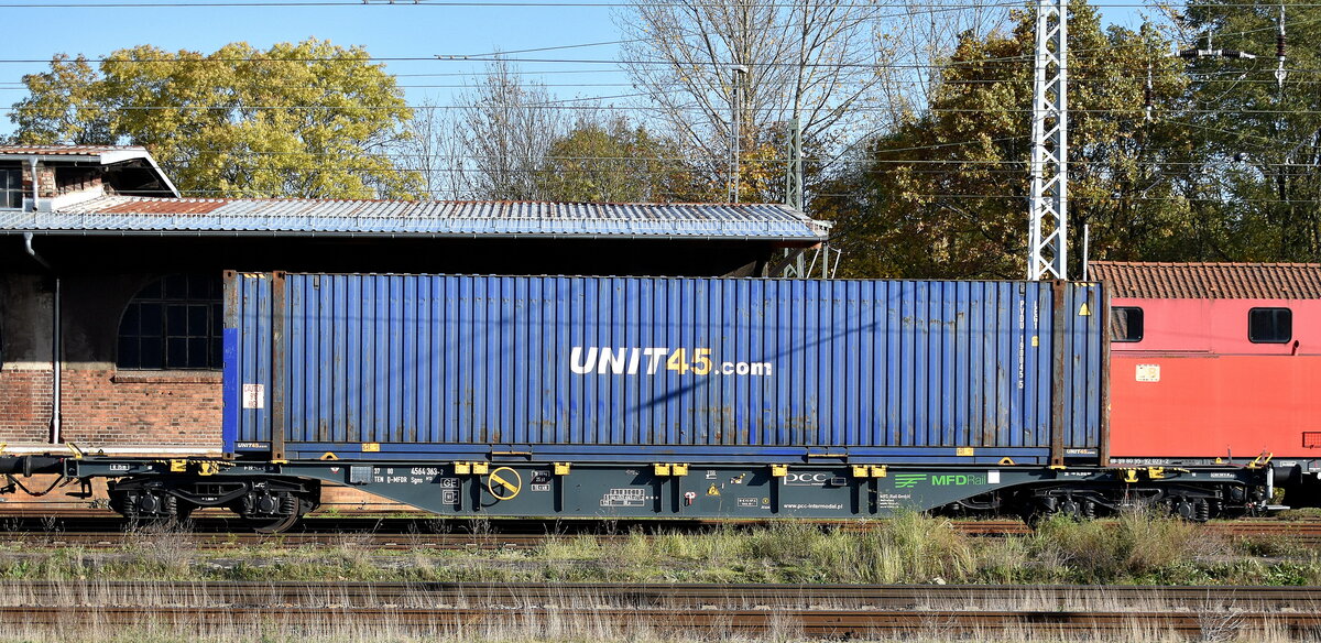 Drehgestell-Containertragwagen vom Einsteller MFD Rail GmbH mit der Nr. 37 TEN 80 D-MFDR 4564 363-2 Sgns M13 in einem Containerzug am 13.11.23 Höhe Bahnhof Frankfurt Oder.
