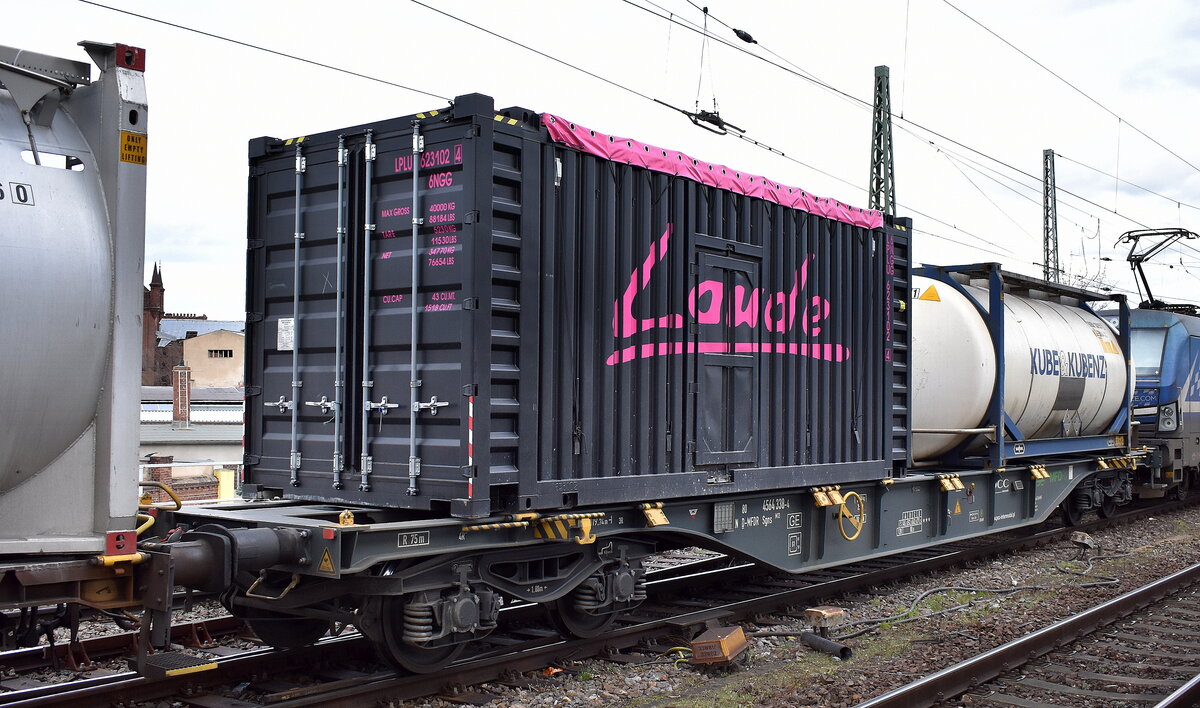Drehgestell-Containertragwagen vom Einsteller MFD Rail Group mit der Nr. 37 TEN 80 D-MFDR 4564 337-4 Sgns M13 (GE) in einem Containerzug am 24.02.42 Vorbeifahrt Bahnhof Magdeburg-Neustadt.