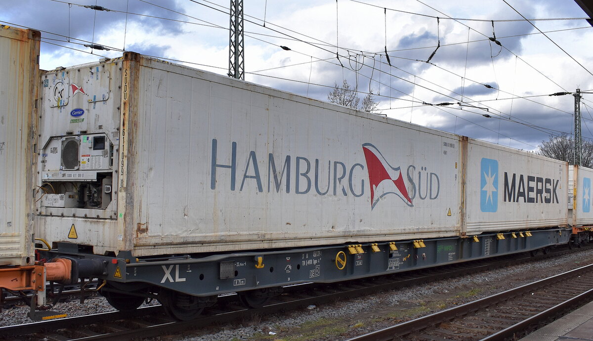 Drehgestell-Containertragwagen vom Einsteller MFD Rail Group mit der Nr. 37 TEN 80 D-MFDR 4561 379-1 Sggns-XL (GE) in einem Containerzug am 24.02.42 Vorbeifahrt Bahnhof Magdeburg-Neustadt.