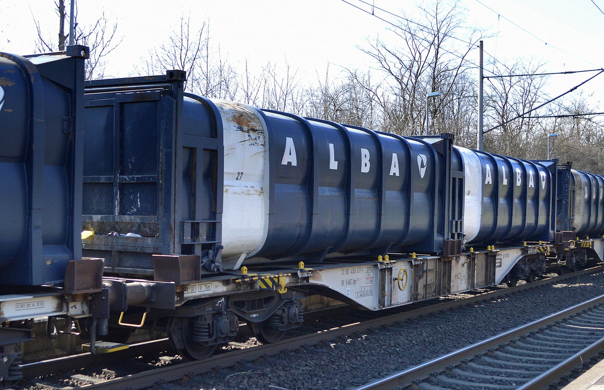 Drehgestell-Containertragwagen vom Einsteller VTG Schweiz GmbH noch mit der alten Nummerierung 31 RIV 80 D-AAEC 4556 677-1 Sgns 113 beladen mit zwei Müll-Containern der Recycling Fima ALBA in einem Ganzzug am 25.03.20 Bf. Wellen (Magdeburg).