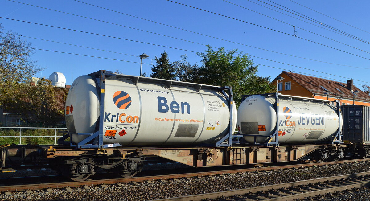 Drehgestell-Containertragwagen vom Einsteller VTG Schweiz mit der Nr. 33 RIV 68 D-VTGCH 4558 413-3 Sgns 19 in einem Containerzug am 28.10.21 Bf. Golm. 