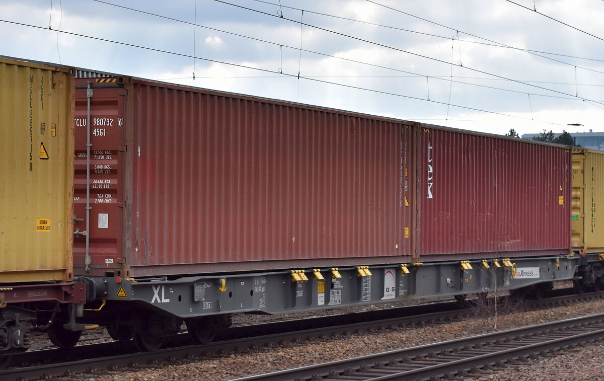 Drehgestell-Containertragwagen vom Einsteller ZIGSXPRESS GmbH für das Unternehmen IGS INTERMODAL mit der Nr. 33 TEN 80 D-ZIGSX 4576 524-9 Sggnss-XL (GE) in einem Containerzug am 06.03.24 Durchfahrt Bahnhof Schönefeld bei Berlin.